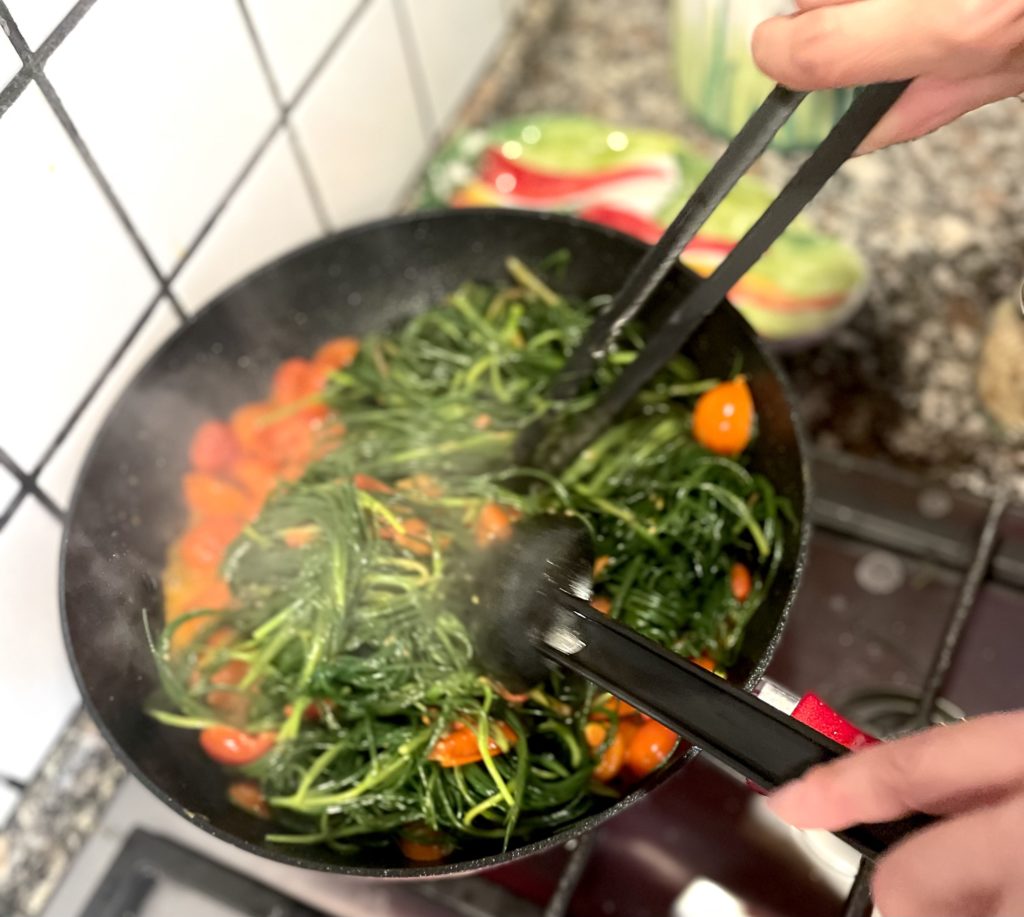 Preparazione sugo pomodorini e agretti