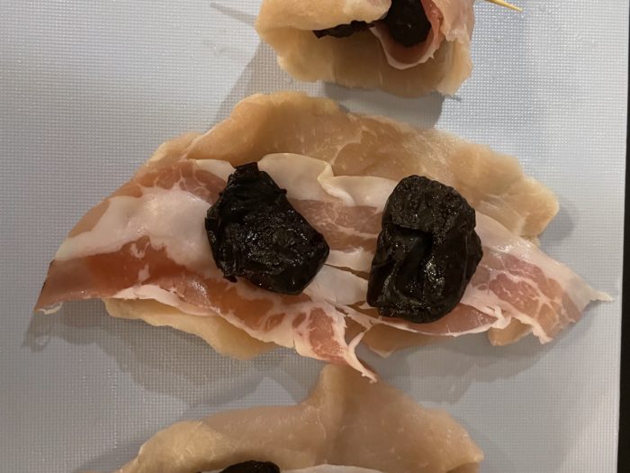 INVOLTINI DI LONZA CON PRUGNE E PANCETTA