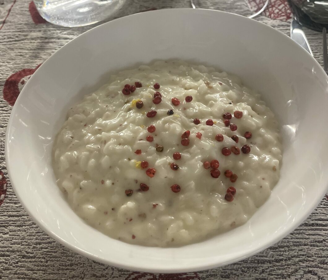 piatto si risotto pepe rosa e mascarpone